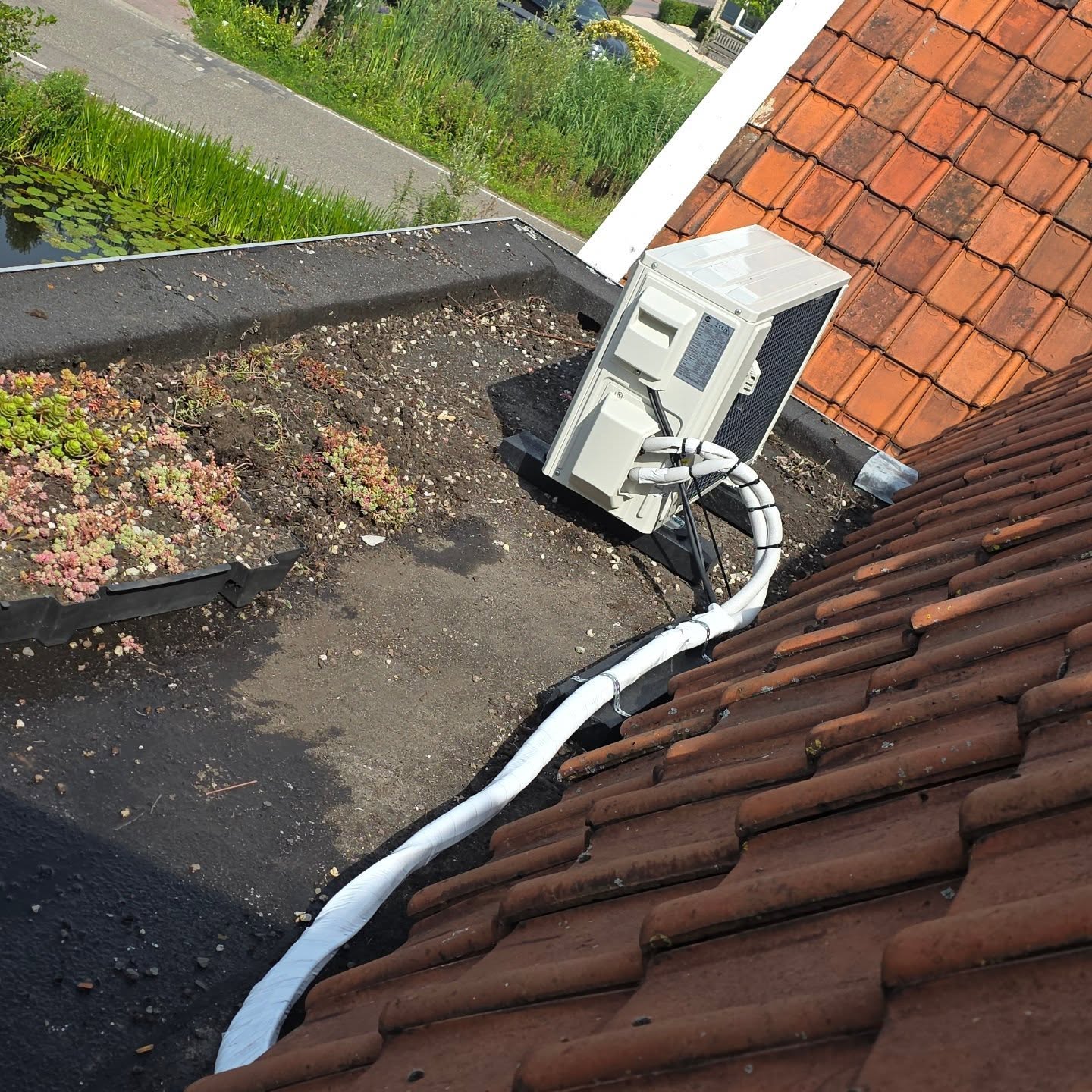 Airco monteur aan het werk